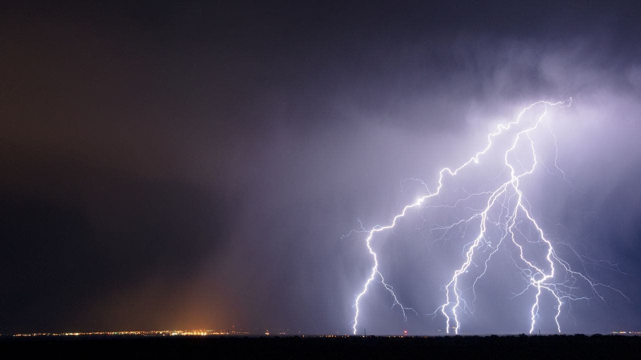 Dramatic lightning strikes caught on camera in Alabama