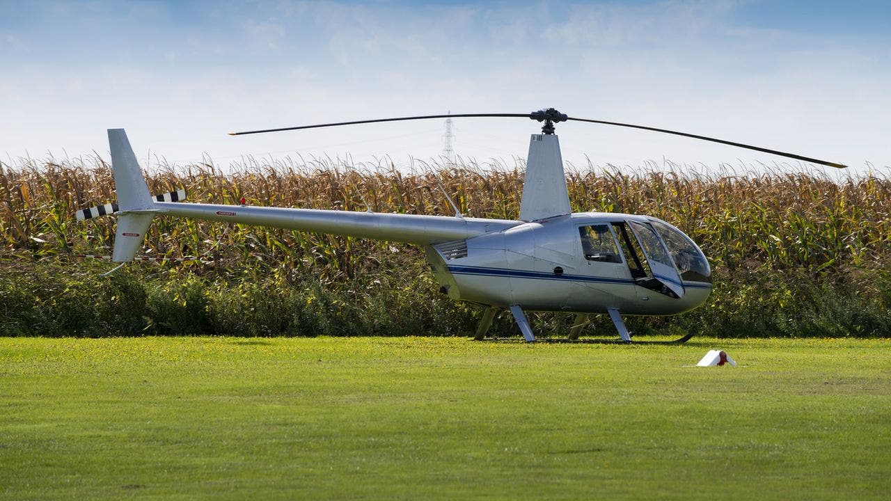 Helicopter pilot stops for lunch in the UK while waiting in the helicopter, upsets Instagram