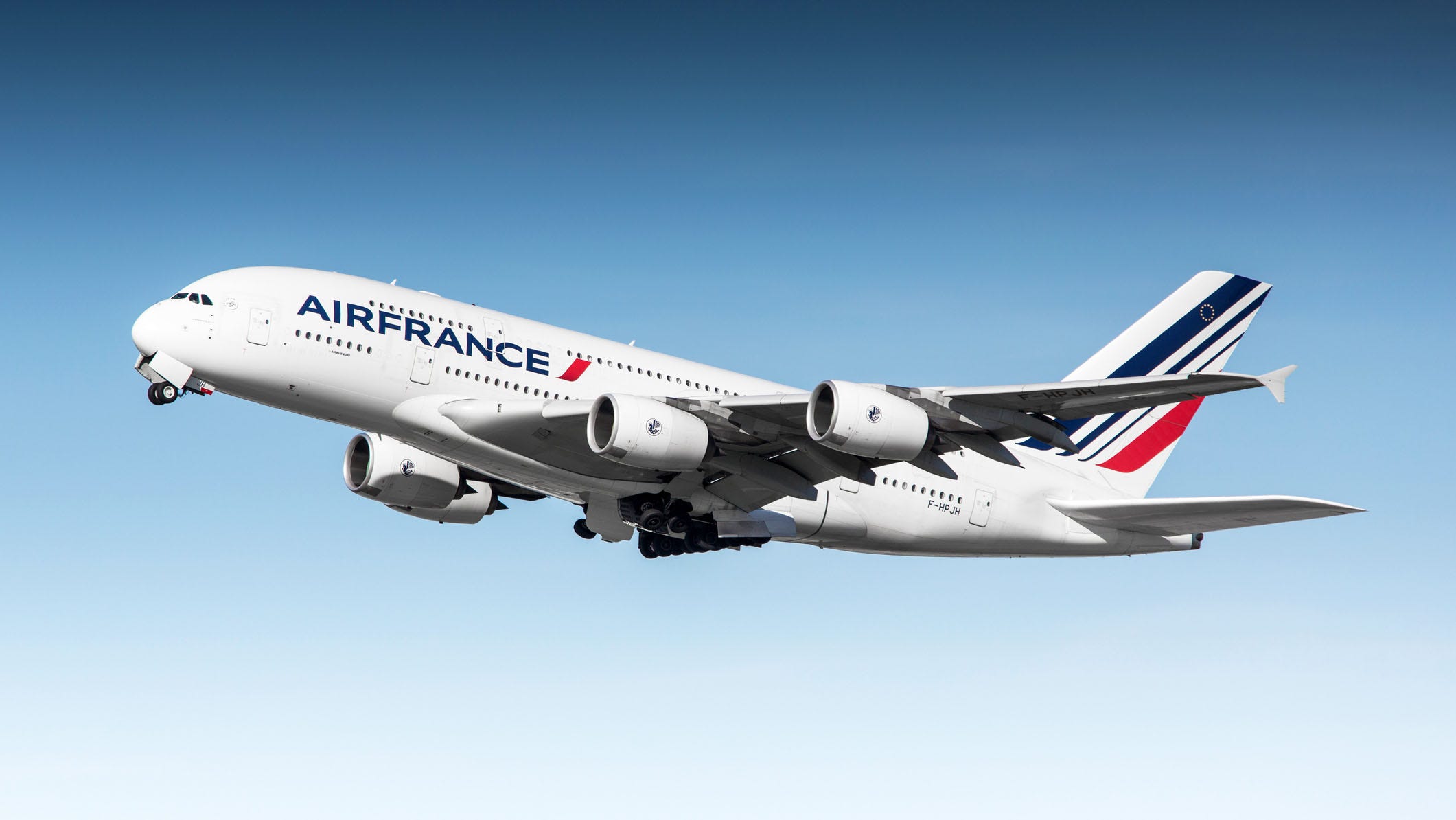 Air France passenger forces plane to land after aggressively hitting the door of the cabin