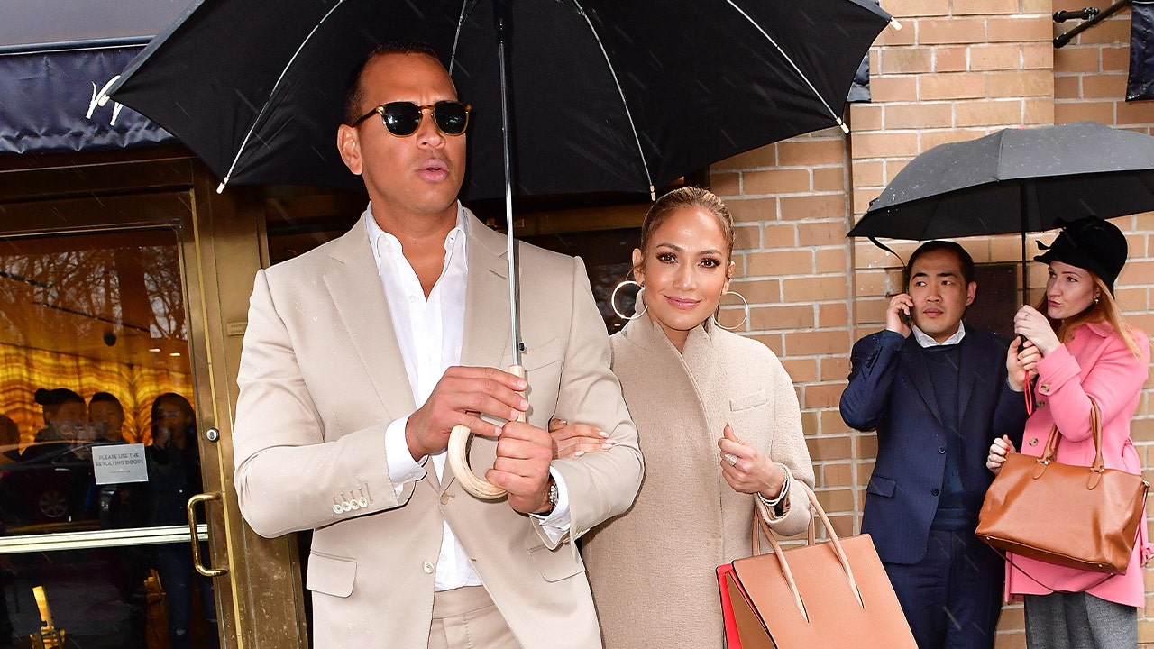 Jennifer Lopez and Alex Rodriguez spotted out to dinner
