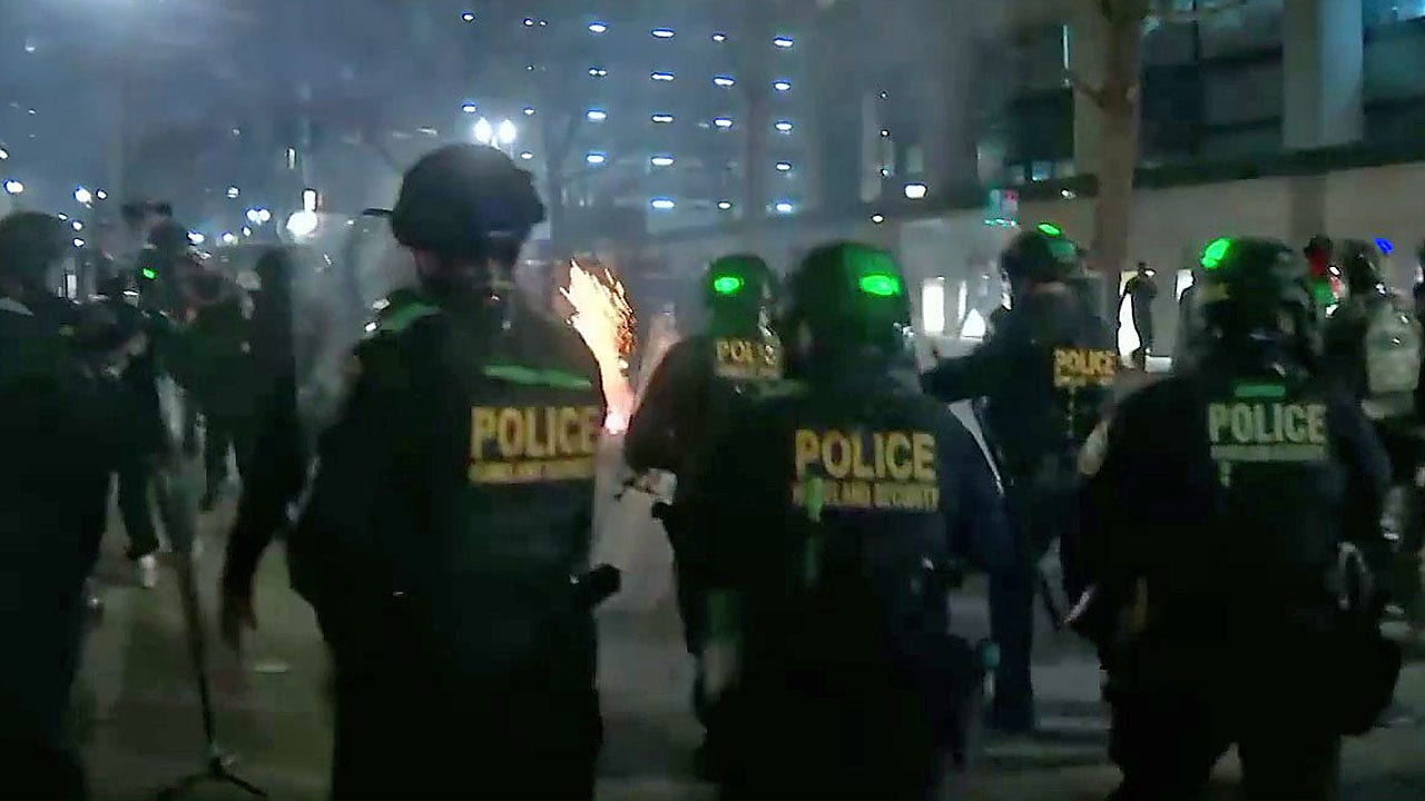 Portland police surround, detain rioters caught smashing windows