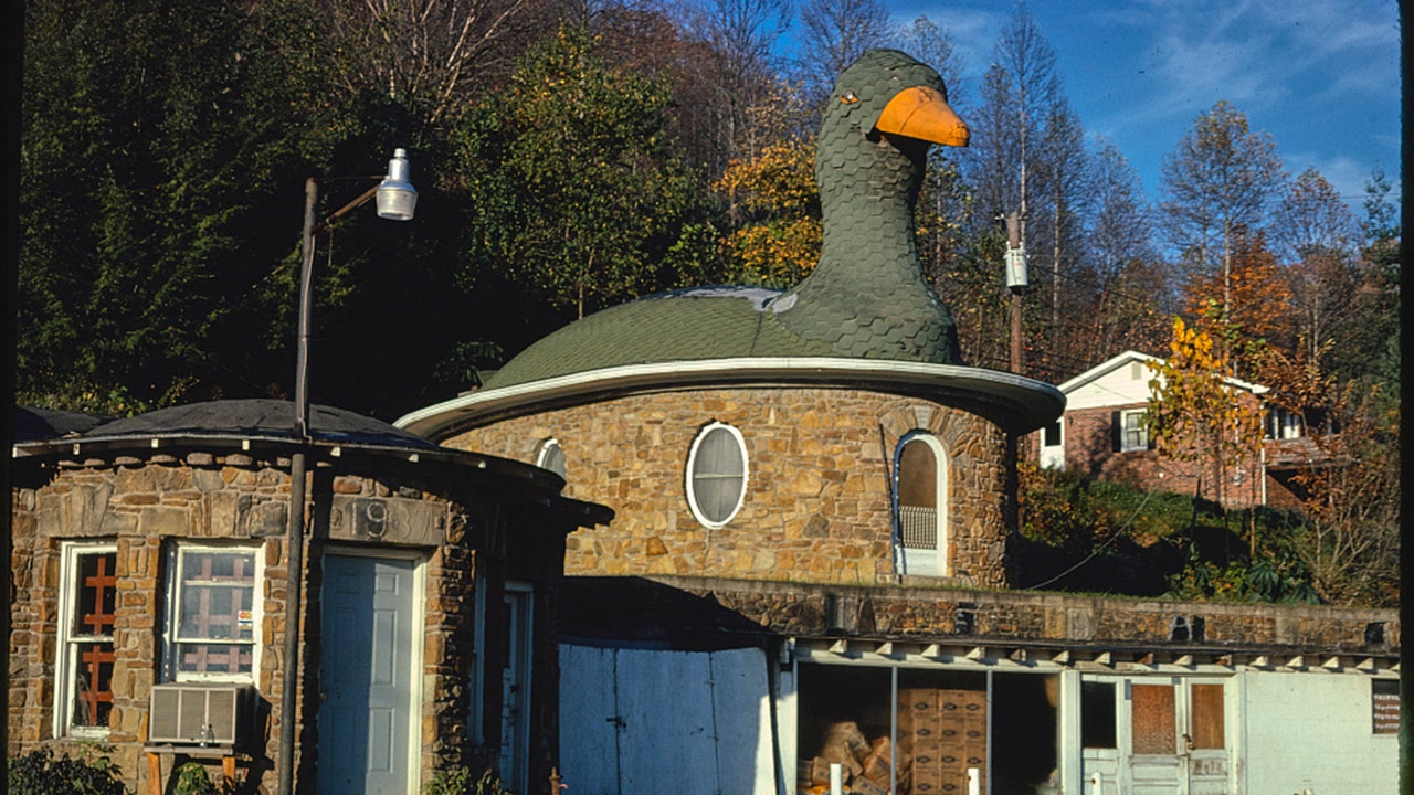 Kentucky town is working to restore a goose-themed landmark inn