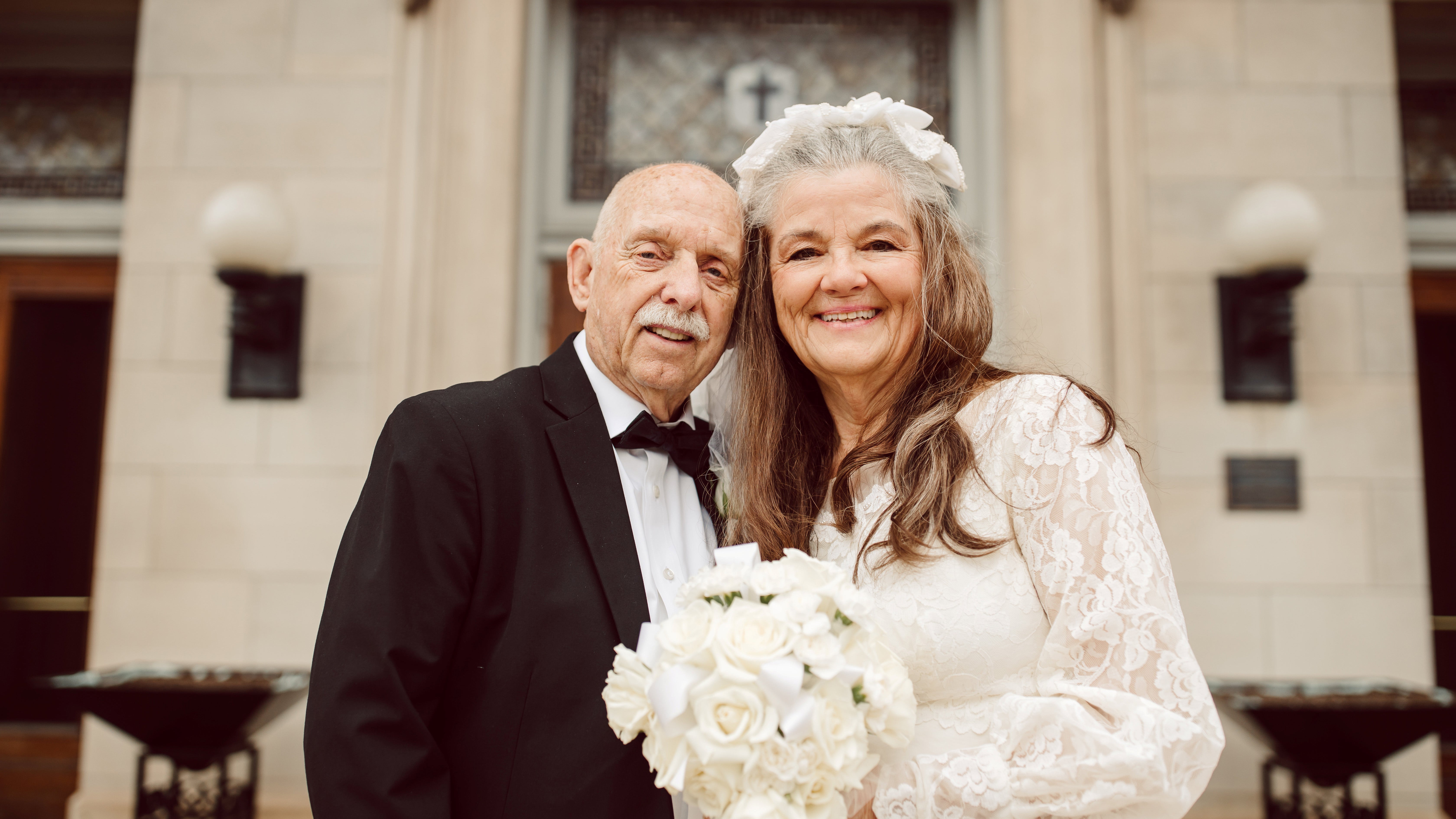 Iowa couple celebrates 50th anniversary by recreating wedding photos at the same church