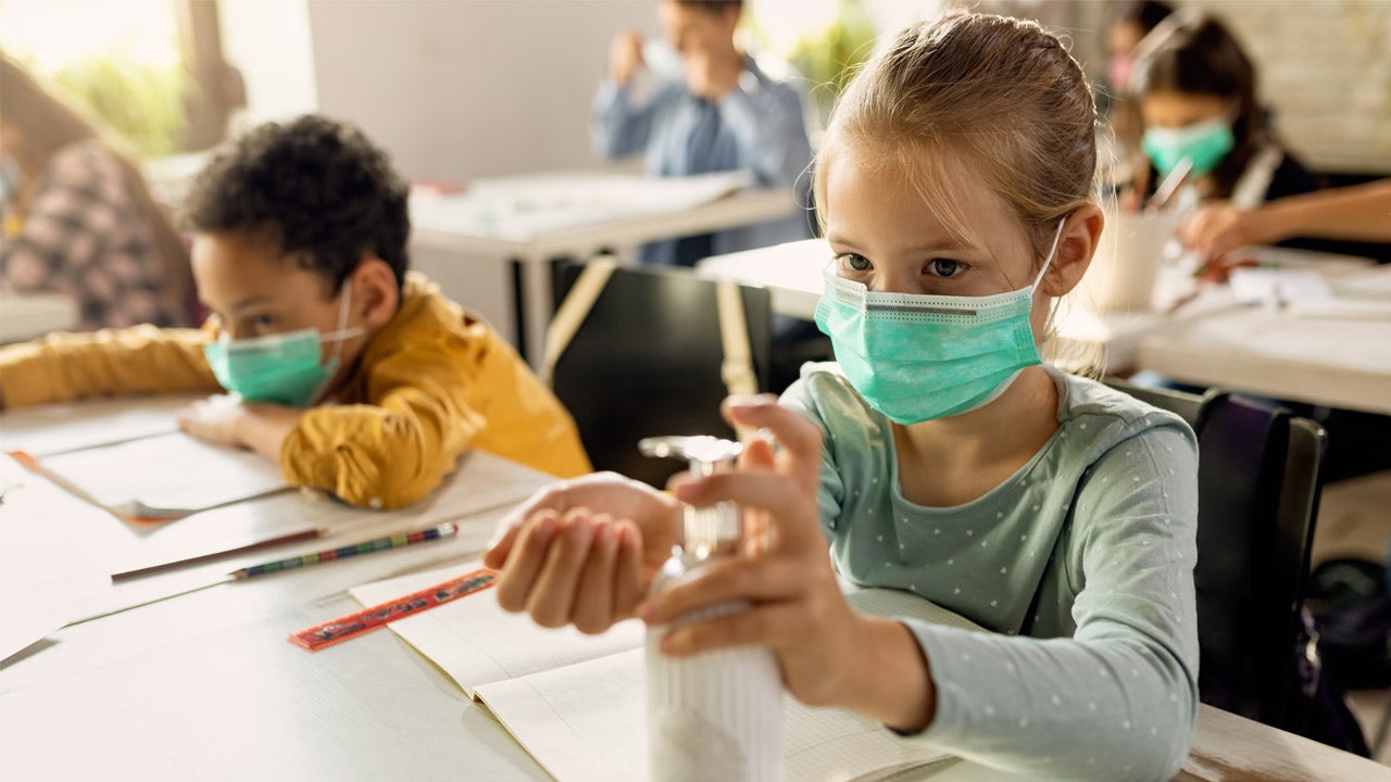 California school district tells parents their children must eat lunch in the rain due to COVID