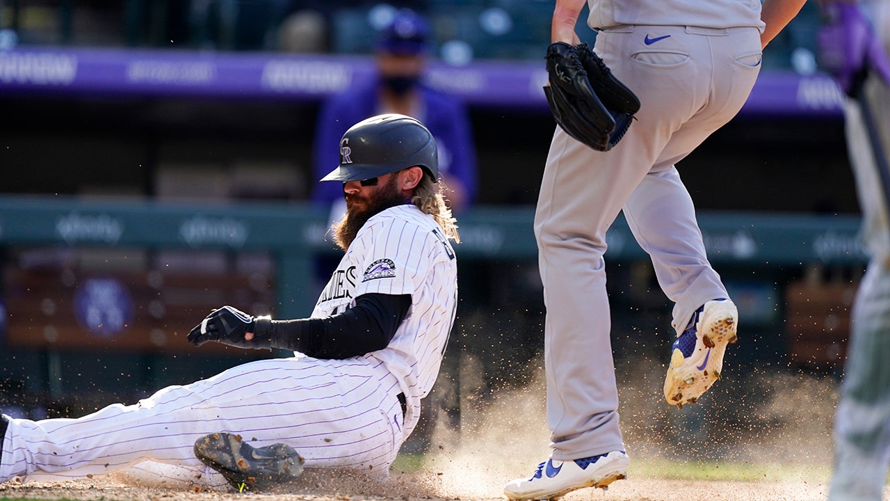 Cody Bellinger Goes Deep, and Upside Down, for Dodgers - The New