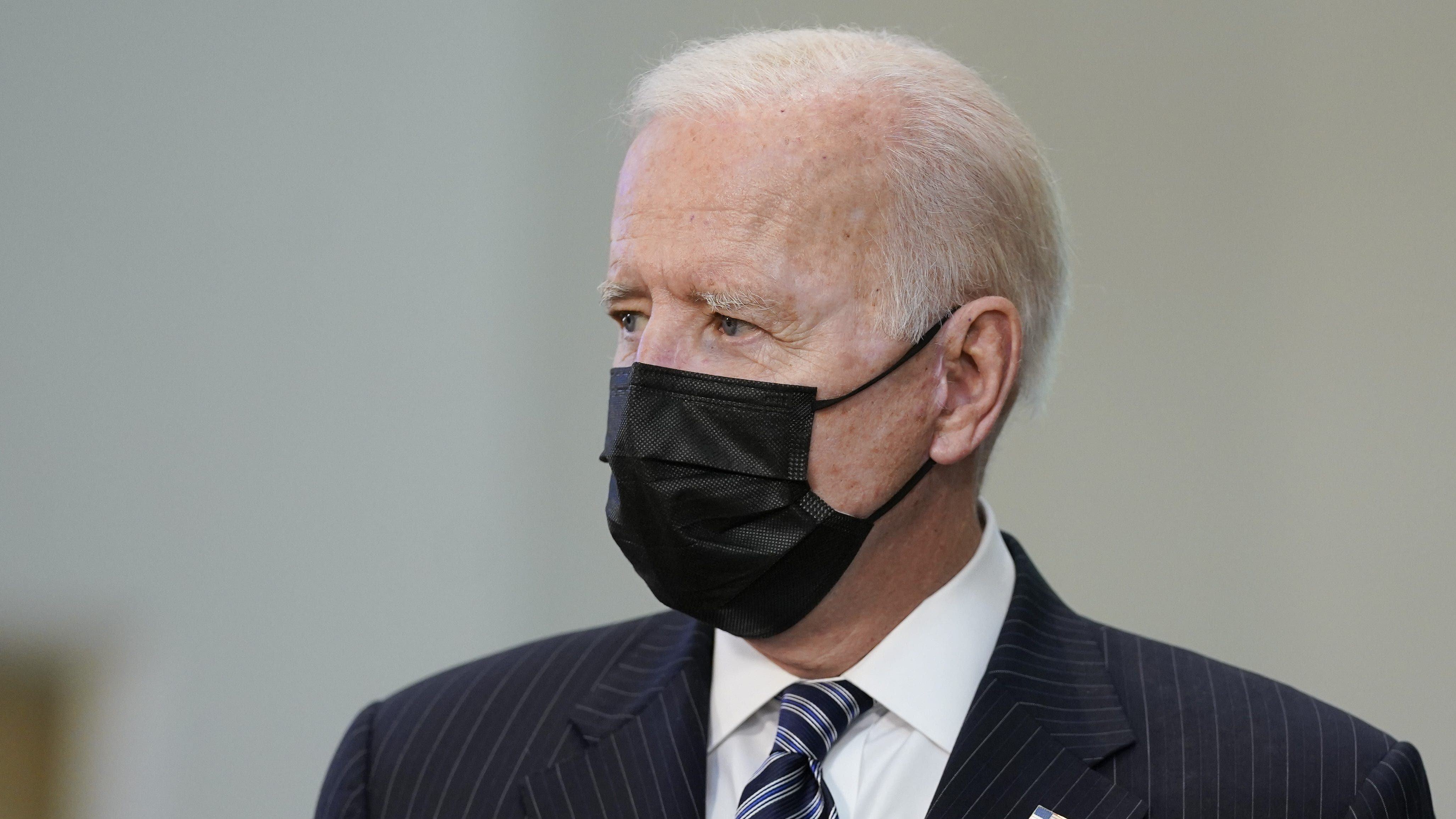 Biden leans over to tell someone to distance himself socially, ‘what I’m not doing’