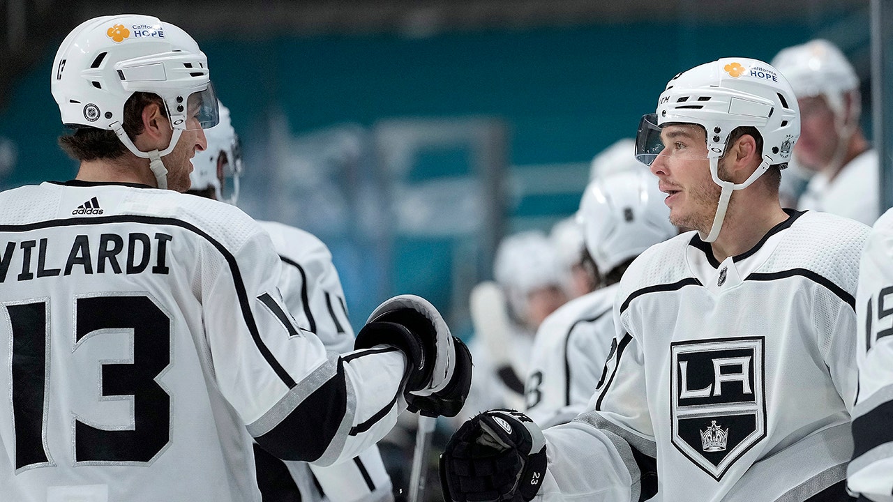 Kings score 3 in second period, beat Sharks 4-2