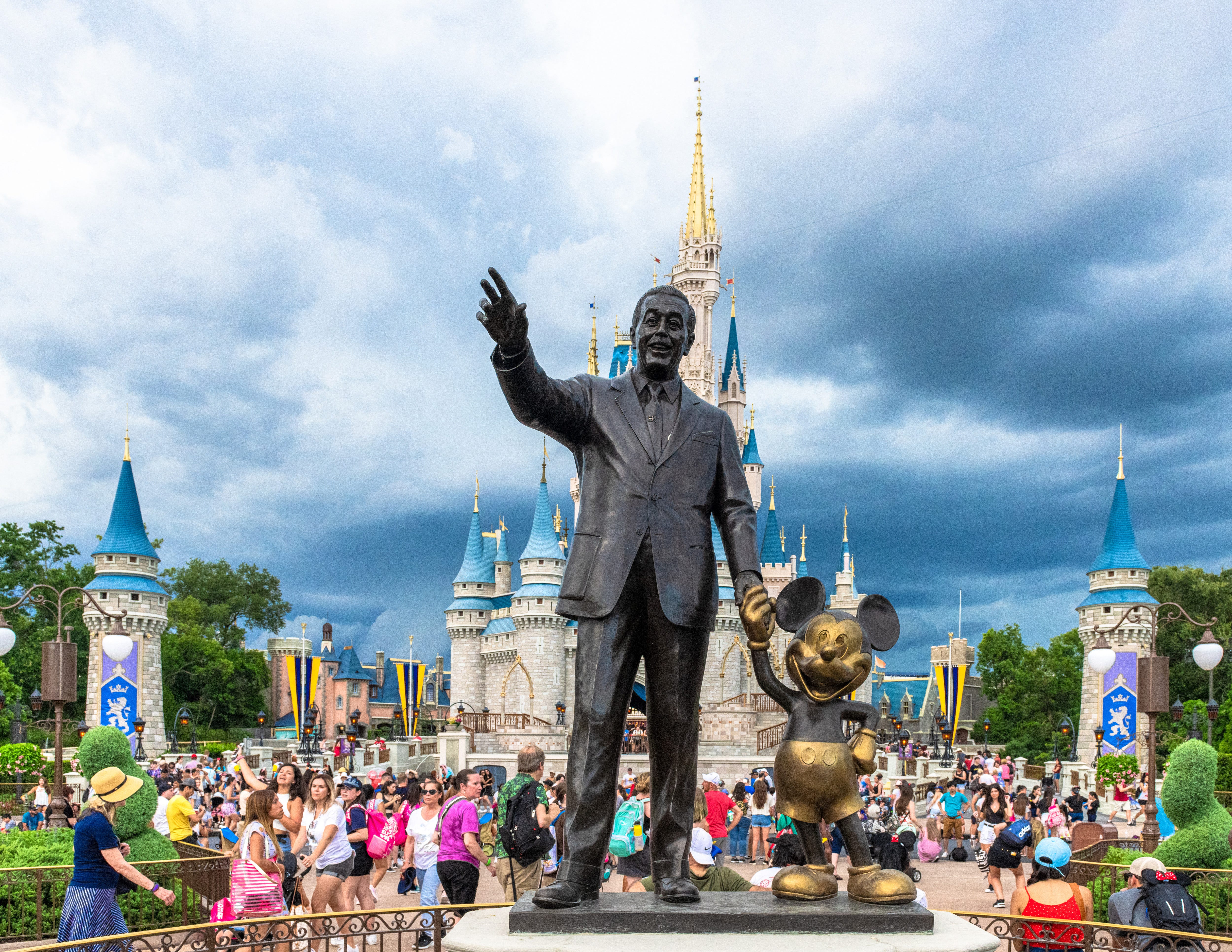 Развлечения 2024 года. Статуя Уолта Диснея. Walt Disney World во Флориде. Уолт Дисней памятник в Диснейленде. The Walt Disney Company Микки.