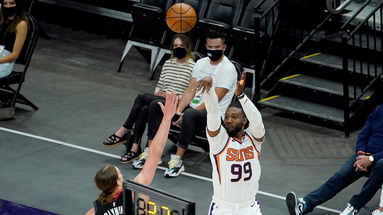 Suns hit record-tying 18 3s in half, beat Rockets 126-120