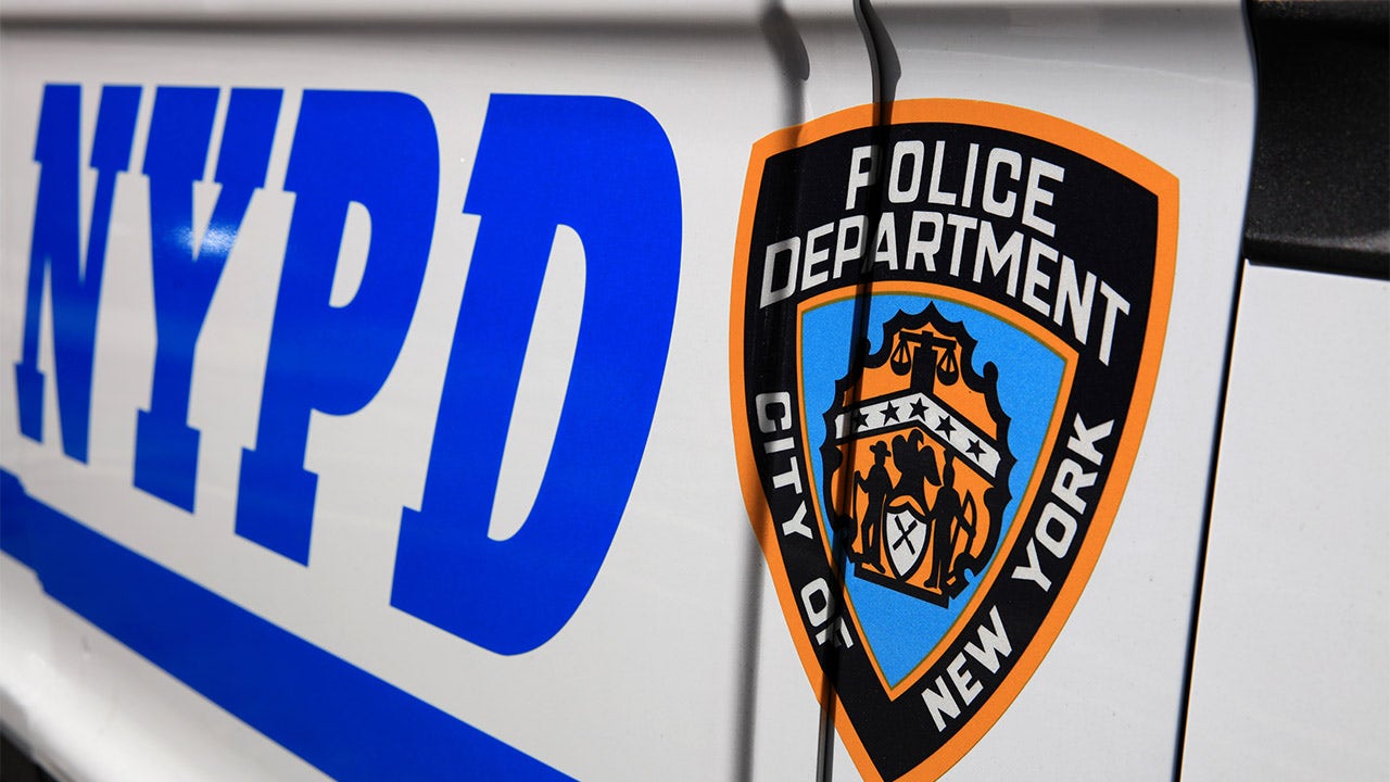 在纽约市骑自行车的武装嫌疑人杀死了与妻子一起参加派对归家的80岁男子