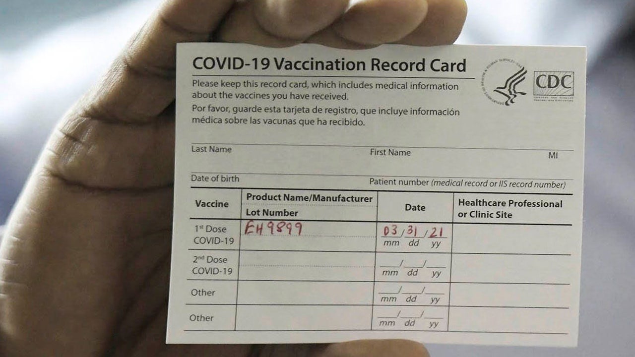 Experții avertizează că cardul de vaccinare COVID-19 nu trebuie înfășurat Experții avertizează că cardul de vaccinare COVID-19 nu trebuie înfășurat