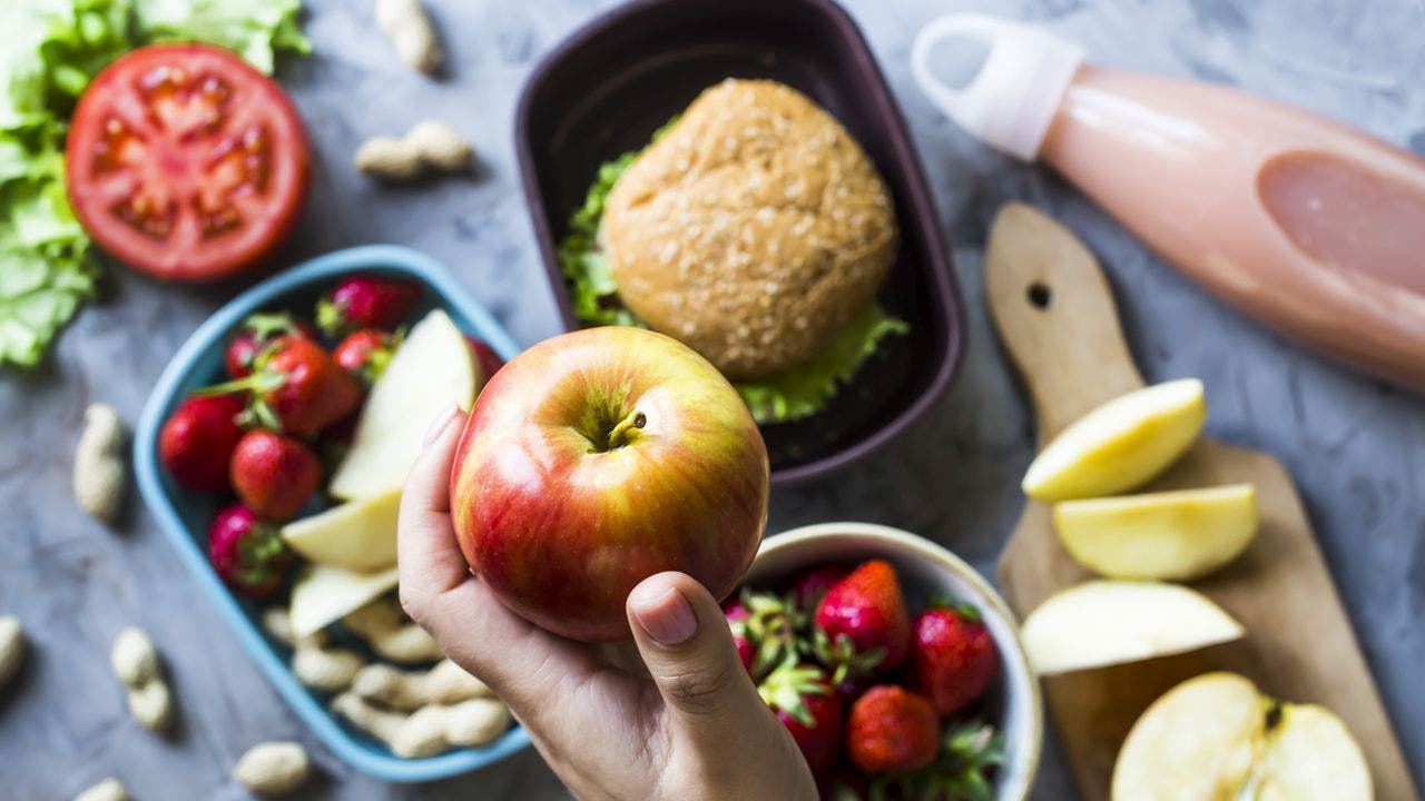 Lo studio ha scoperto che gli americani mangiano molti cibi malsani, ad eccezione della scuola