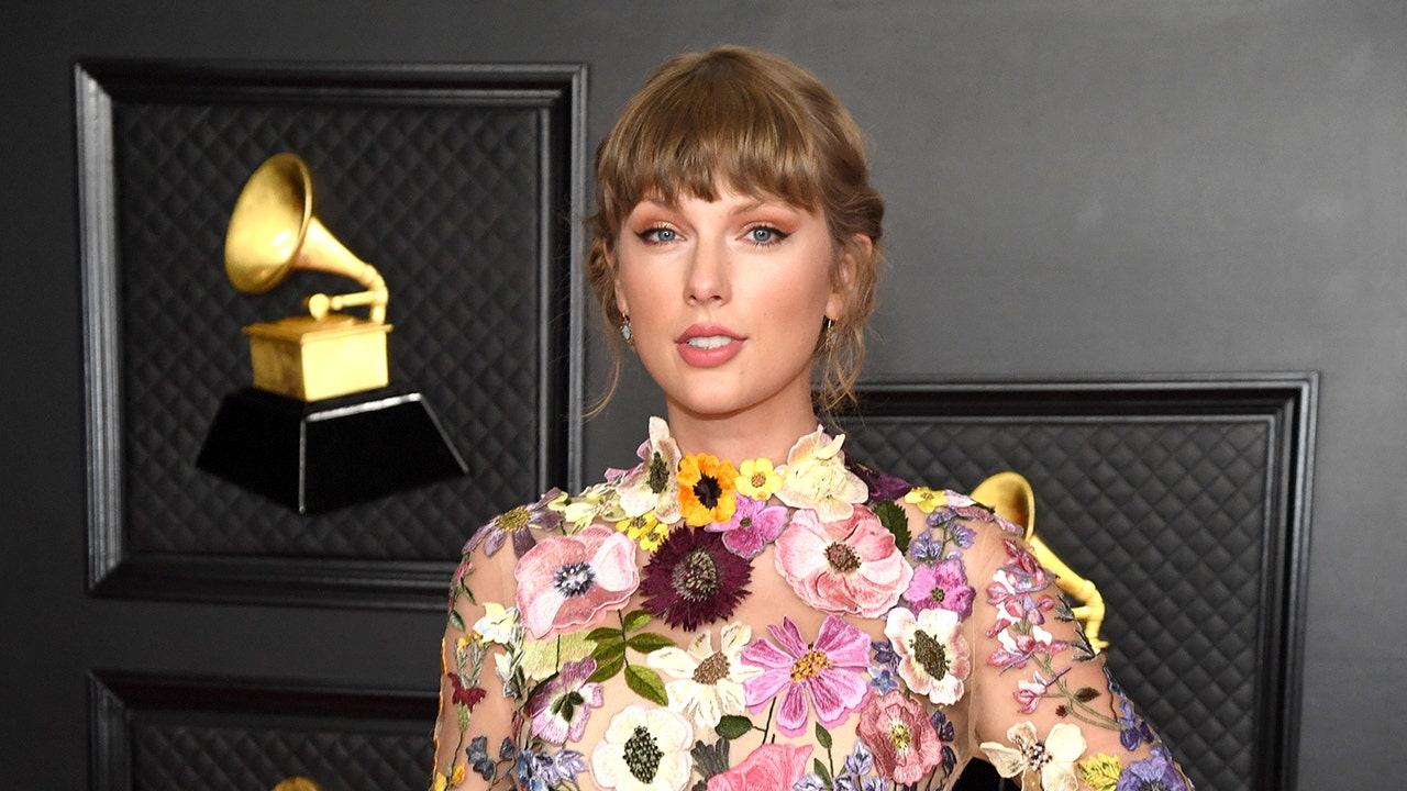 Taylor Swift fans urge singer to pull music from Spotify amid Joe Rogan COVID-19 criticism