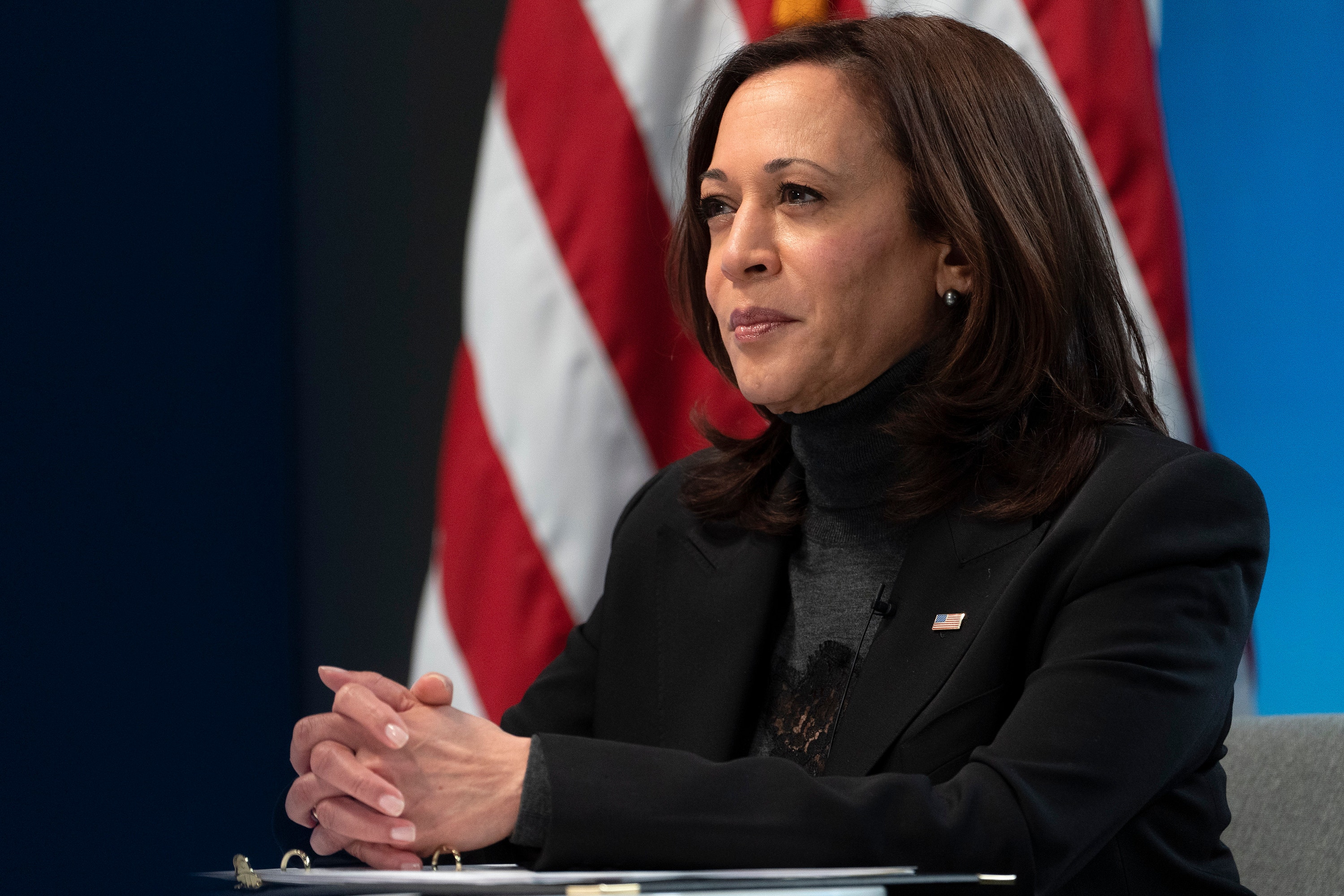 Twitter mocks Kamala Harris for passing out cookies of her faceless head to reporters
