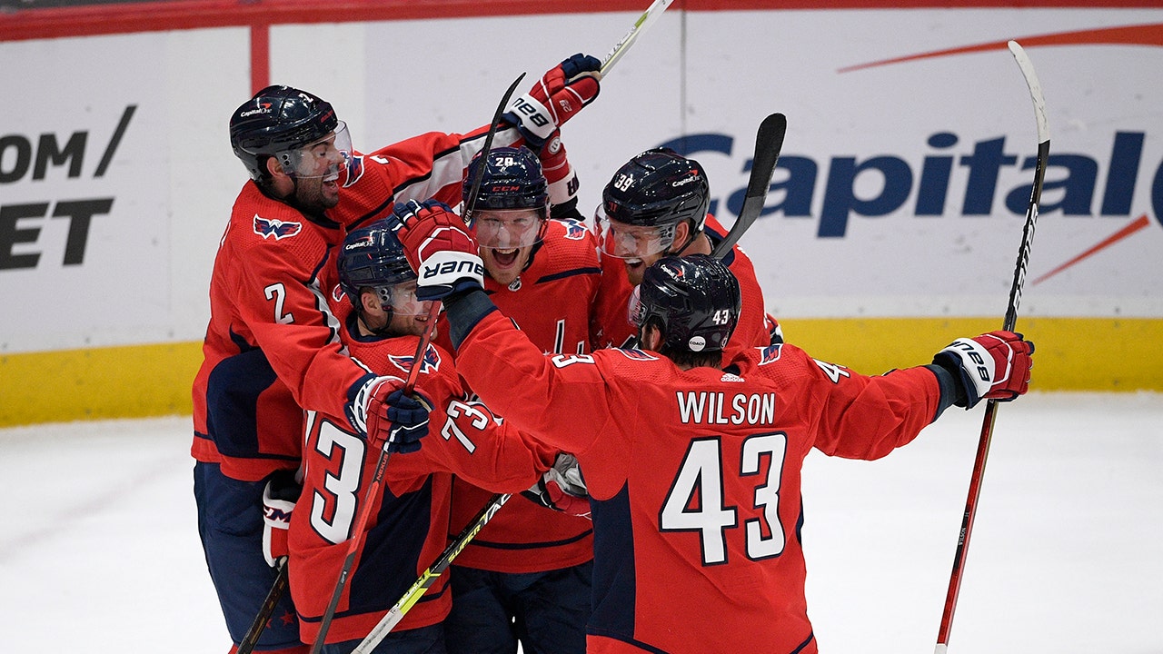 Capitals beat Flyers in overtime, Penguins win East Division