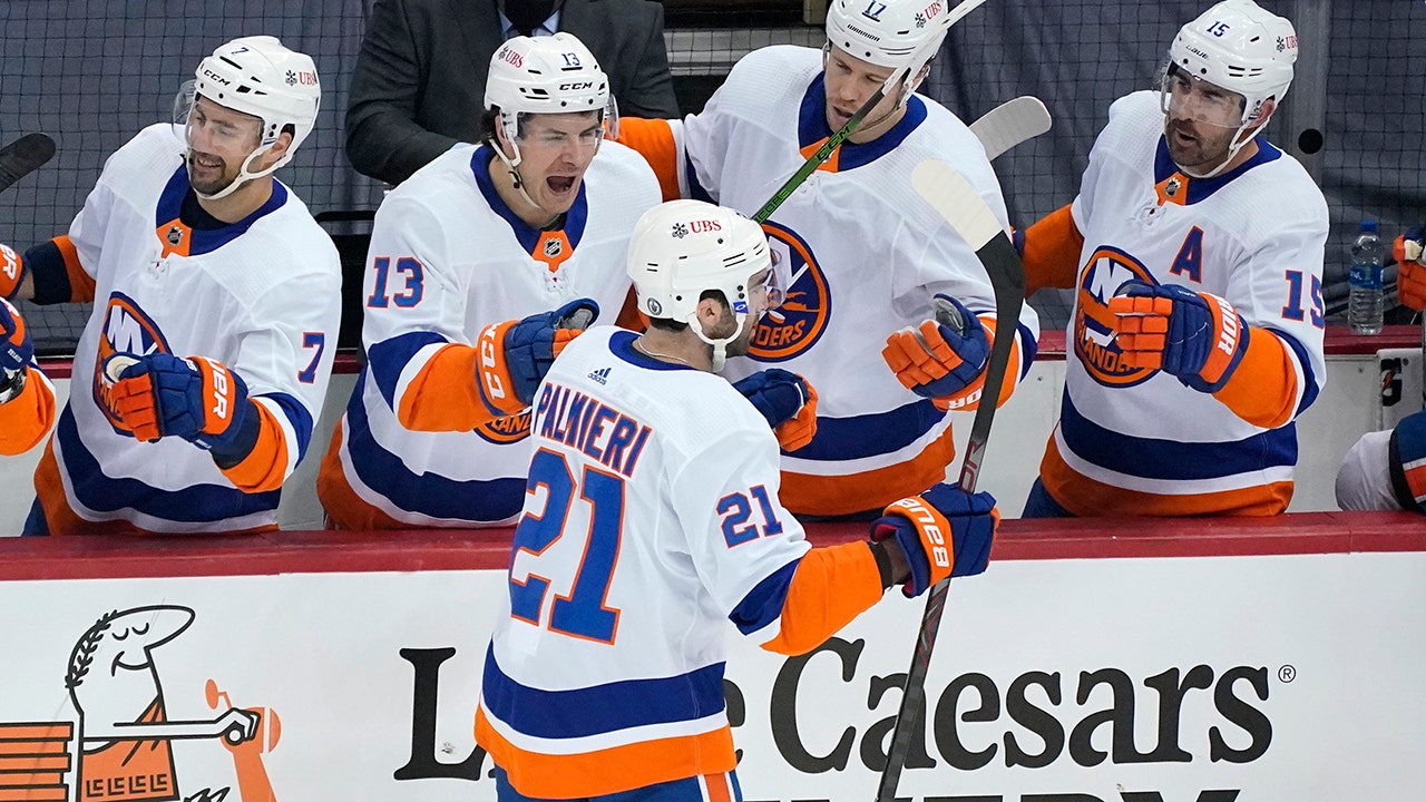 Palmieri's OT winner lifts Isles by Penguins 4-3 in Game 1
