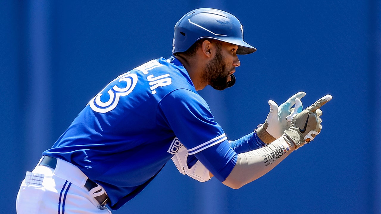 Vlad Jr. scratched by Blue Jays with sore left wrist