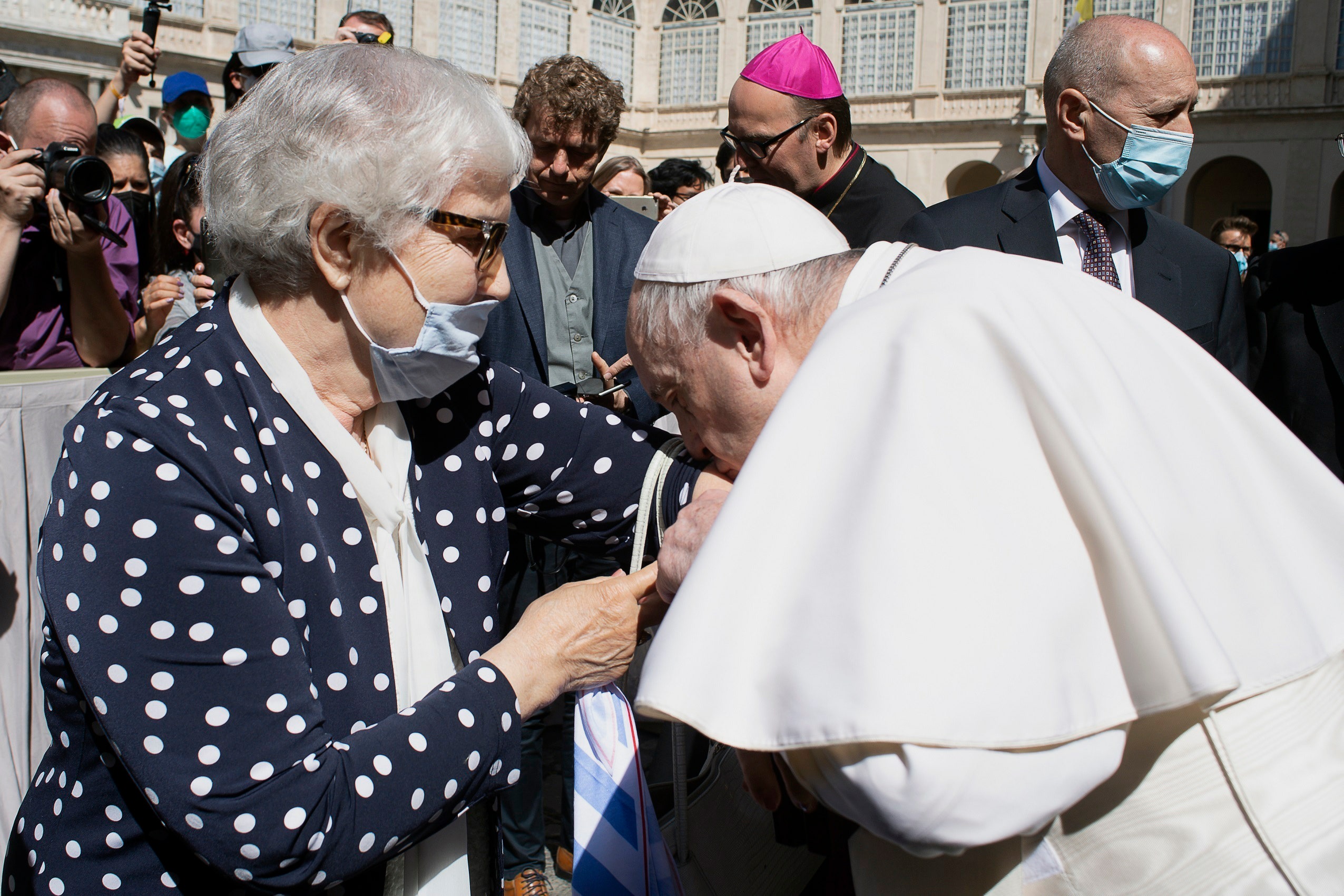 Pope kisses hand of Auschwitz survivor