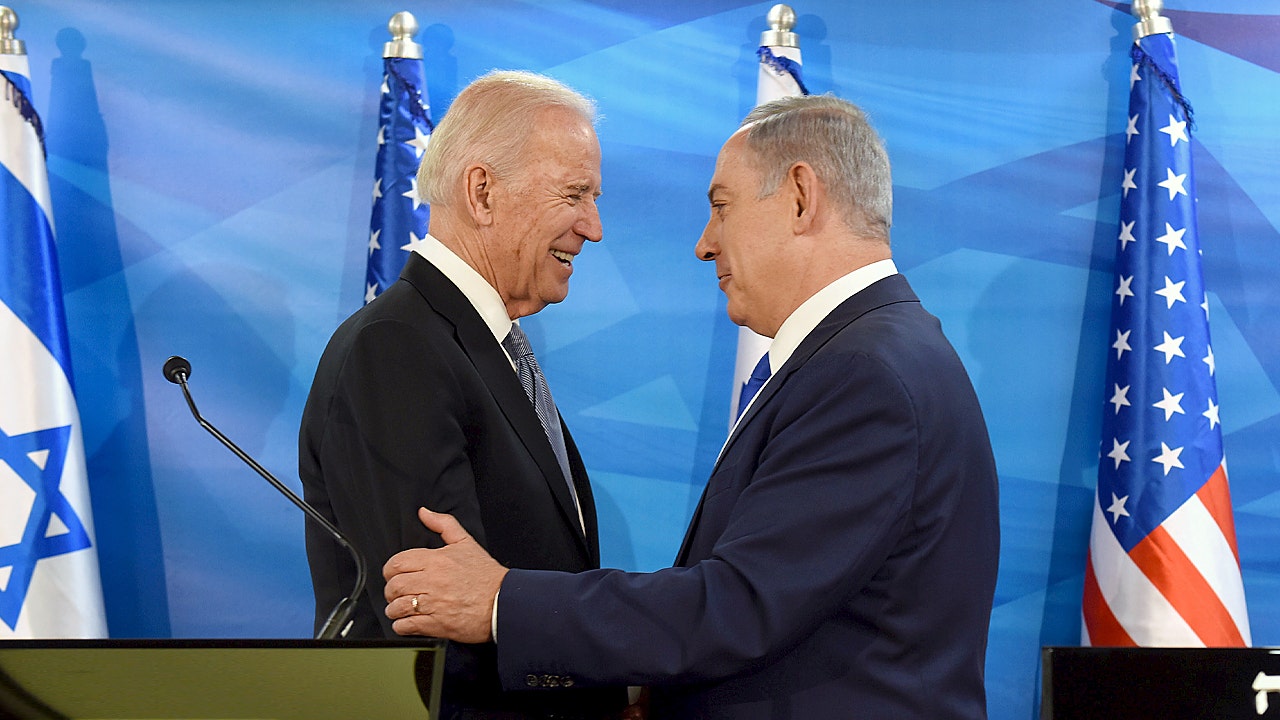 Bidenas dar neskambino Netanyahu po pergalės rinkimuose, nepaisant raginimų jo varžovui Palestinos prezidentui