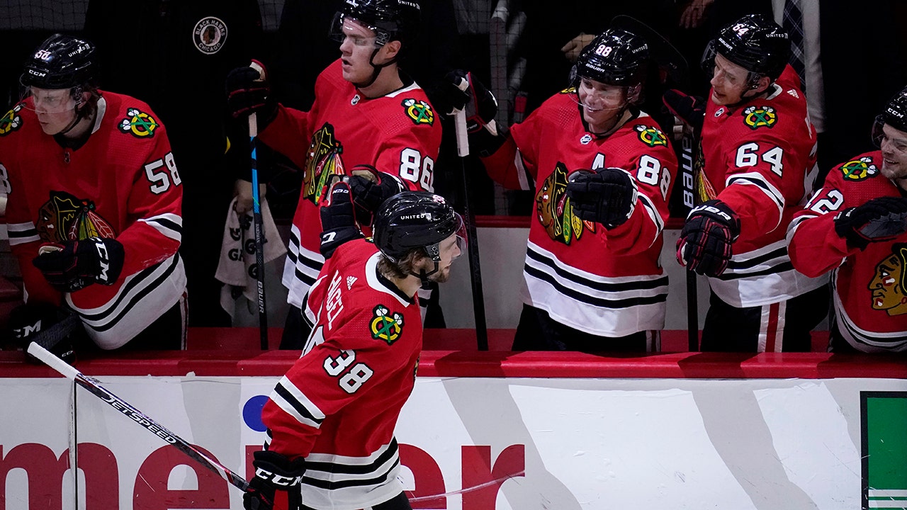 Blackhawks beat Stars 4-2 in fans' return to United Center
