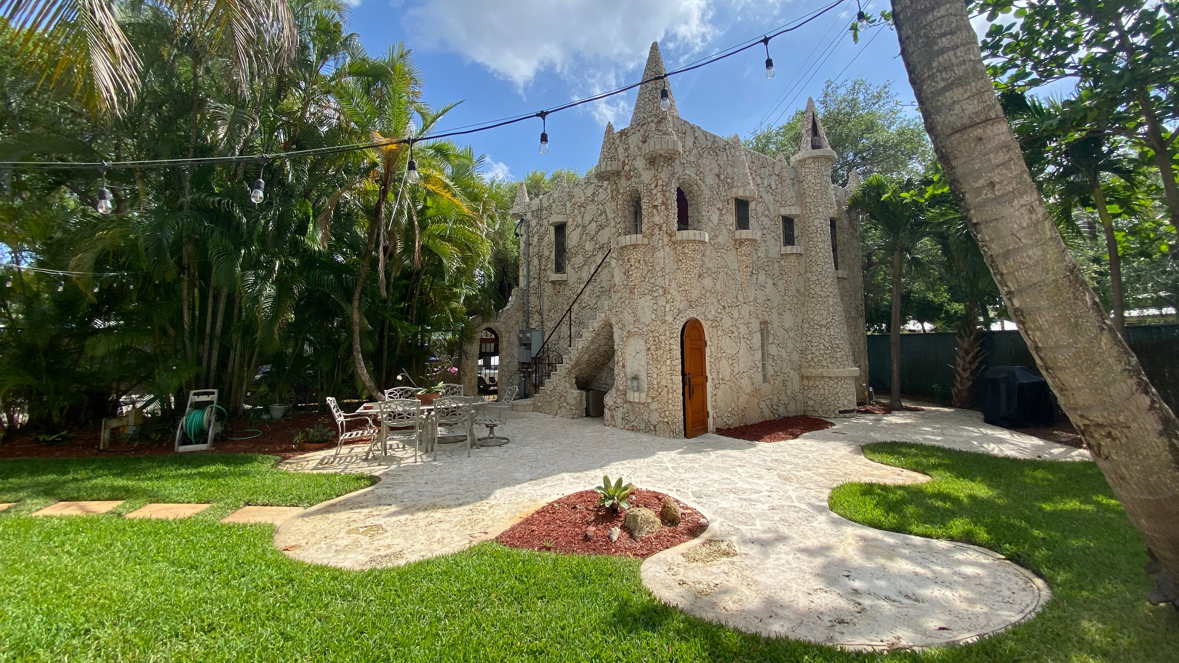 Miniature castle in Florida hits market for $1.75 million