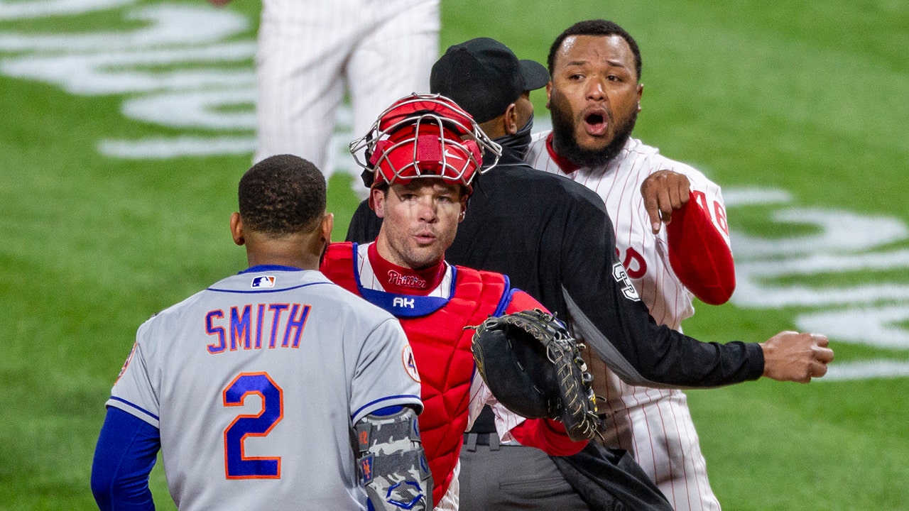 Votto hits 300th homer, adds 2 doubles as Reds beat Cubs 8-6