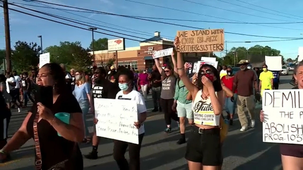 Andrew Brown Jr. shooting: BLM protesters stage 'economic boycott' in Elizabeth City, NC