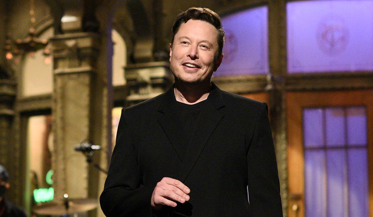 Will ‘SNL’ continue to book guest hosts like Elon Musk? Production expert weighs in