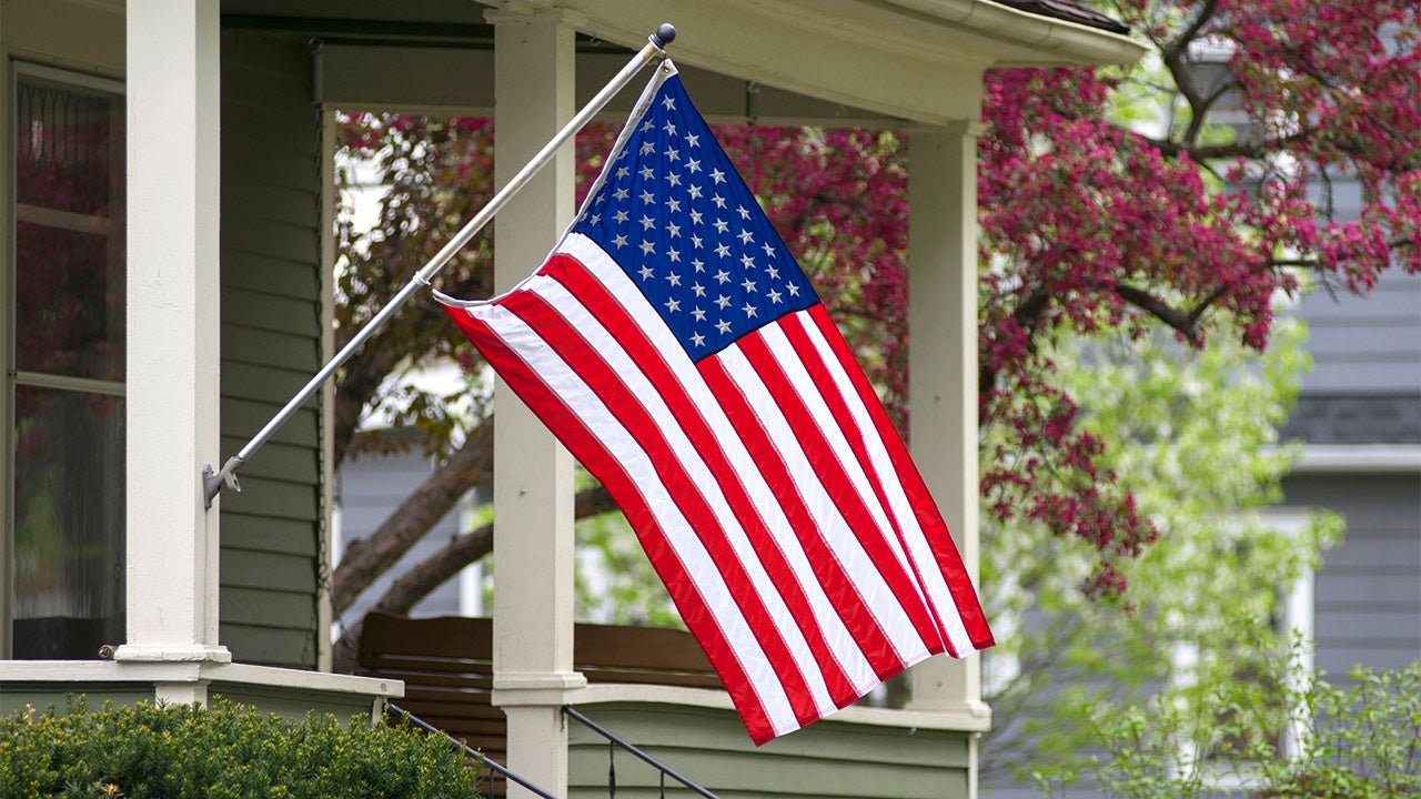 Tennessee neighbors fly US flag for ex-cop with Parkinson's thanks to Nextdoor app