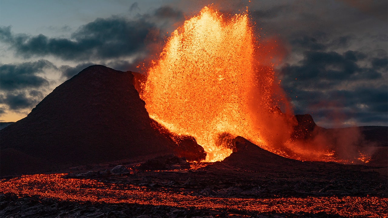 Una erupción volcánica islandesa es una maravilla natural