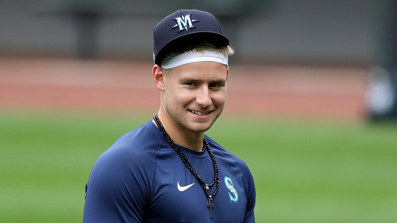 Kelenic, Gilbert headline major roster shuffle for Mariners