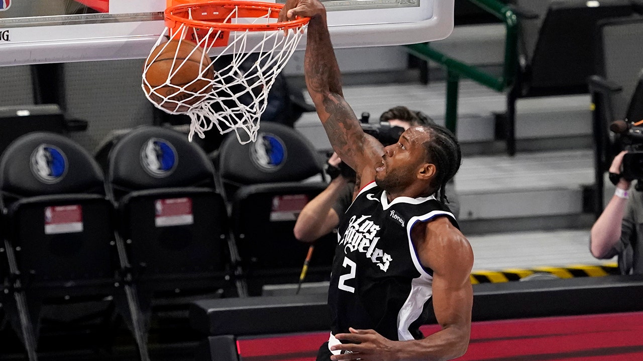 Kawhi Leonard dunked Derrick Favors through the rim in NBA Playoffs 