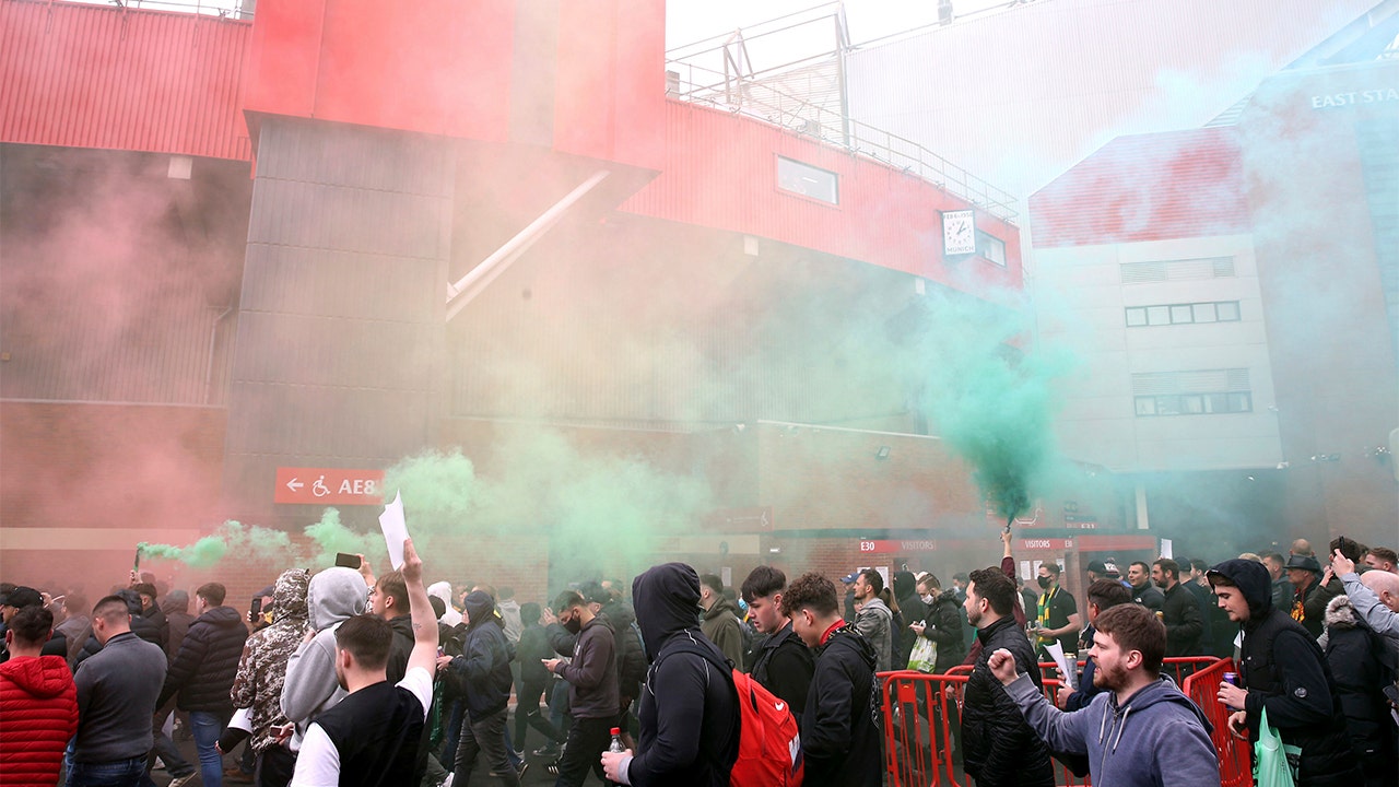 Manchester United fans invade stadium, protest Glazer ownership over Super League support