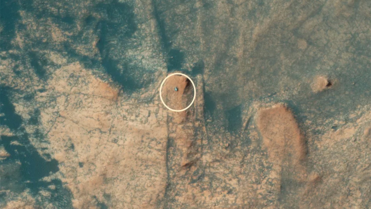 Mars rover 'Curiosity' spotted from space as it climbs 'Mont Mercou' -- SEE IT