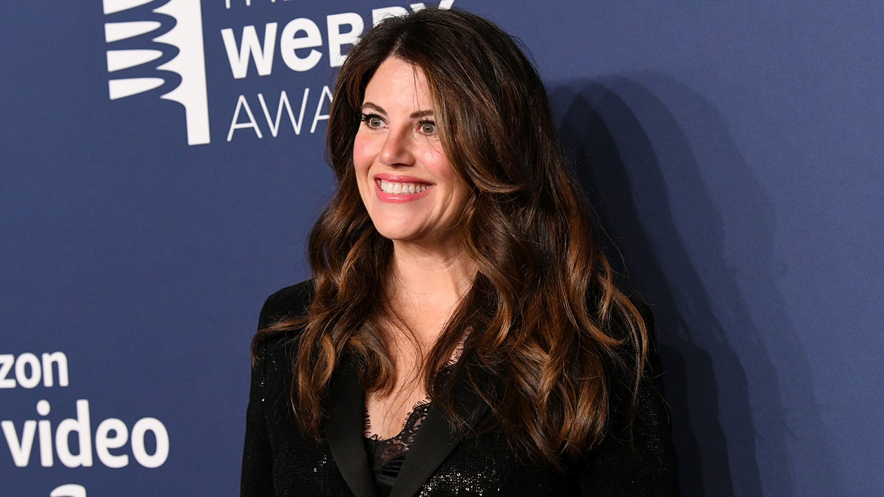 Monica Lewinsky diz que Bill Clinton deveria se desculpar por seu infame caso, e diz que ela mudou para o trabalho apesar de tudo