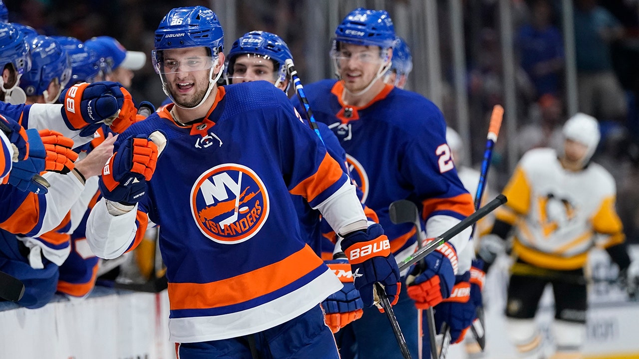 New York Islanders Oliver Wahlstrom NHL: New York Islanders news: Oliver  Wahlstrom signs one-year extension
