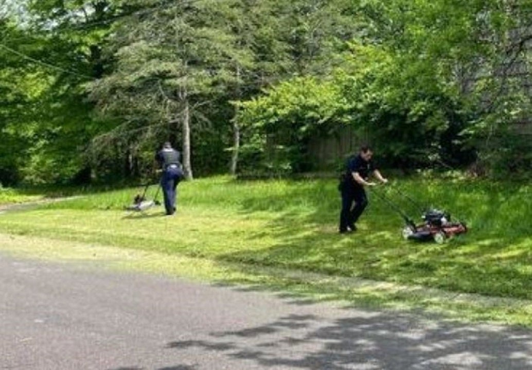 Kansas police officers mow lawn for elderly widower between service calls