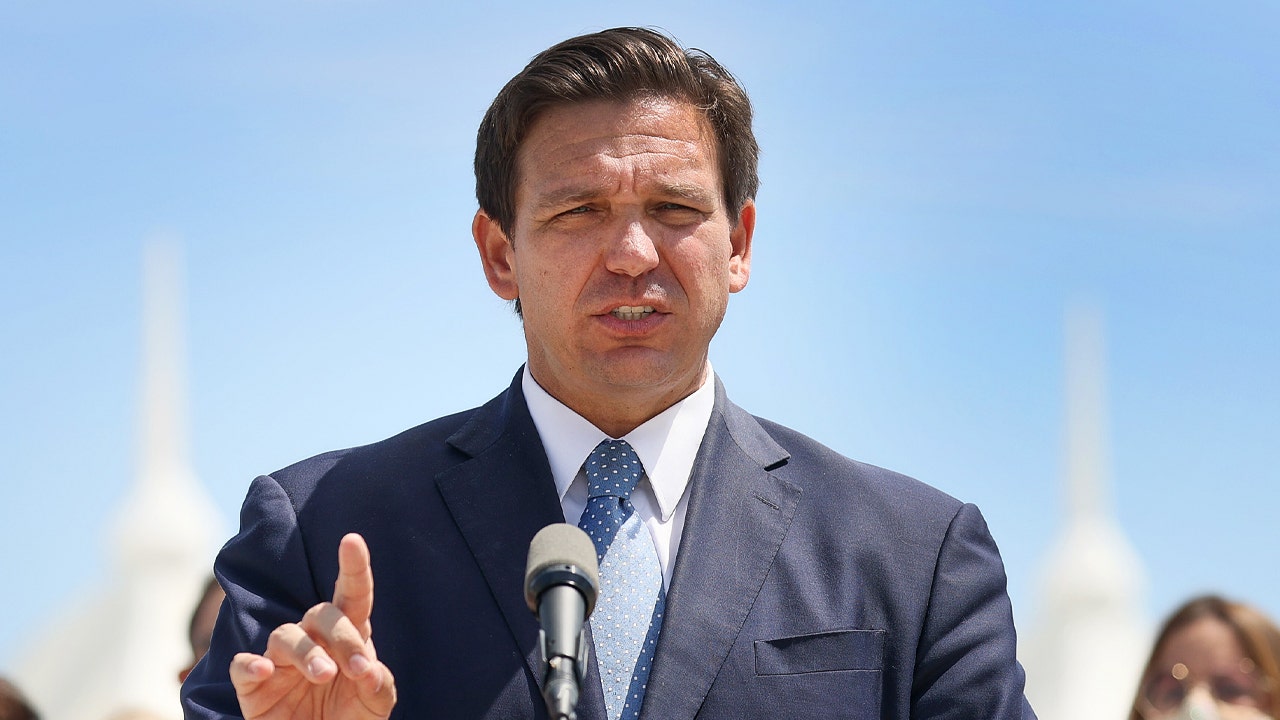 O governador da Flórida Ron DeSantis ganha liminar contra o CDC para impedir a navegação em cruzeiros