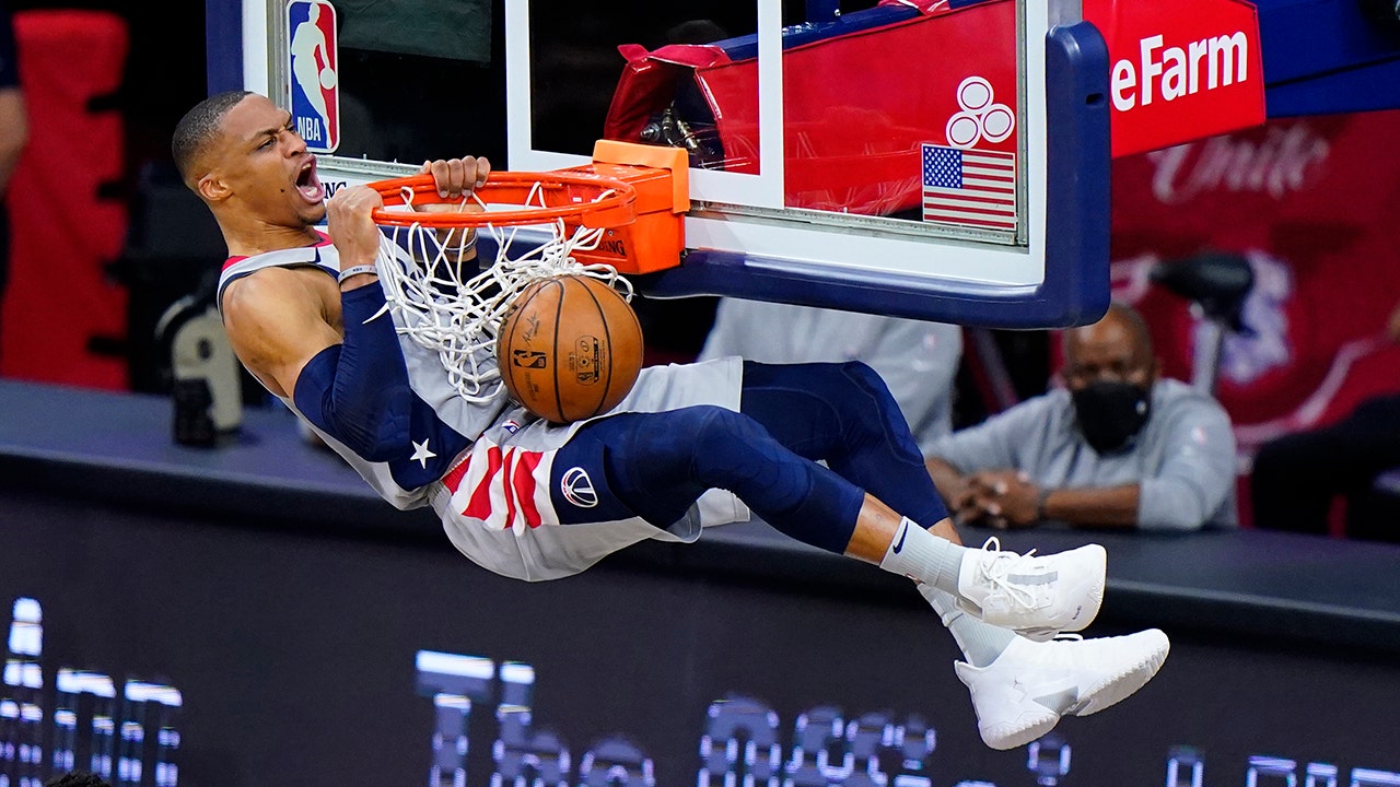 Russell Westbrook des sorciers lui a jeté du pop-corn alors qu’il entrait dans les vestiaires