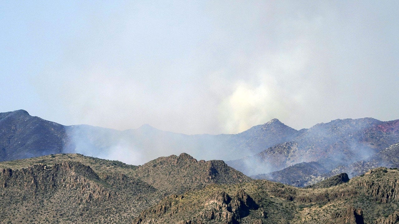 Raging wildfire evacuates Arizona communities