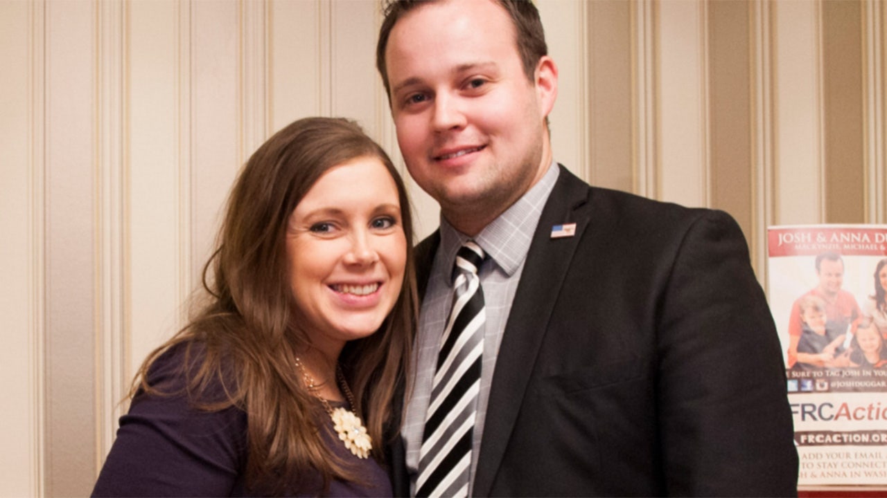 Josh Duggar's wife Anna allegedly ‘standing by’ his side after child porn charges: report