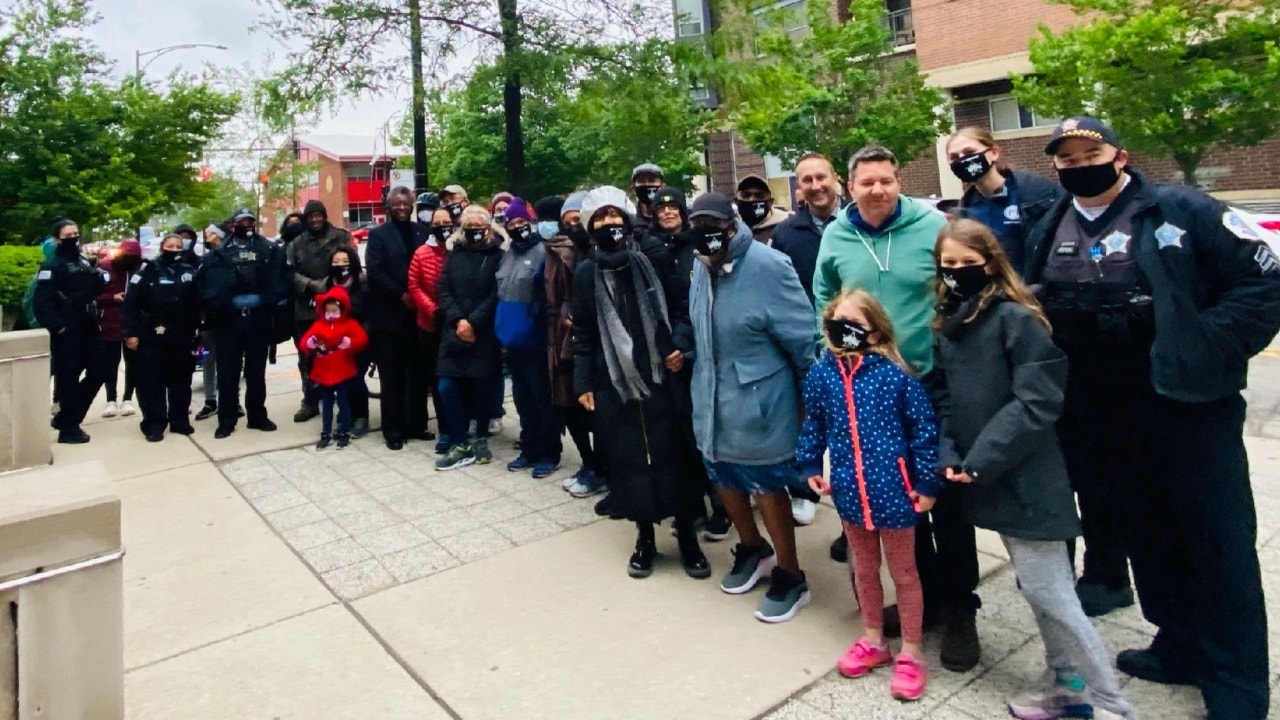 Chicago cops and community pray for peaceful, safe summer