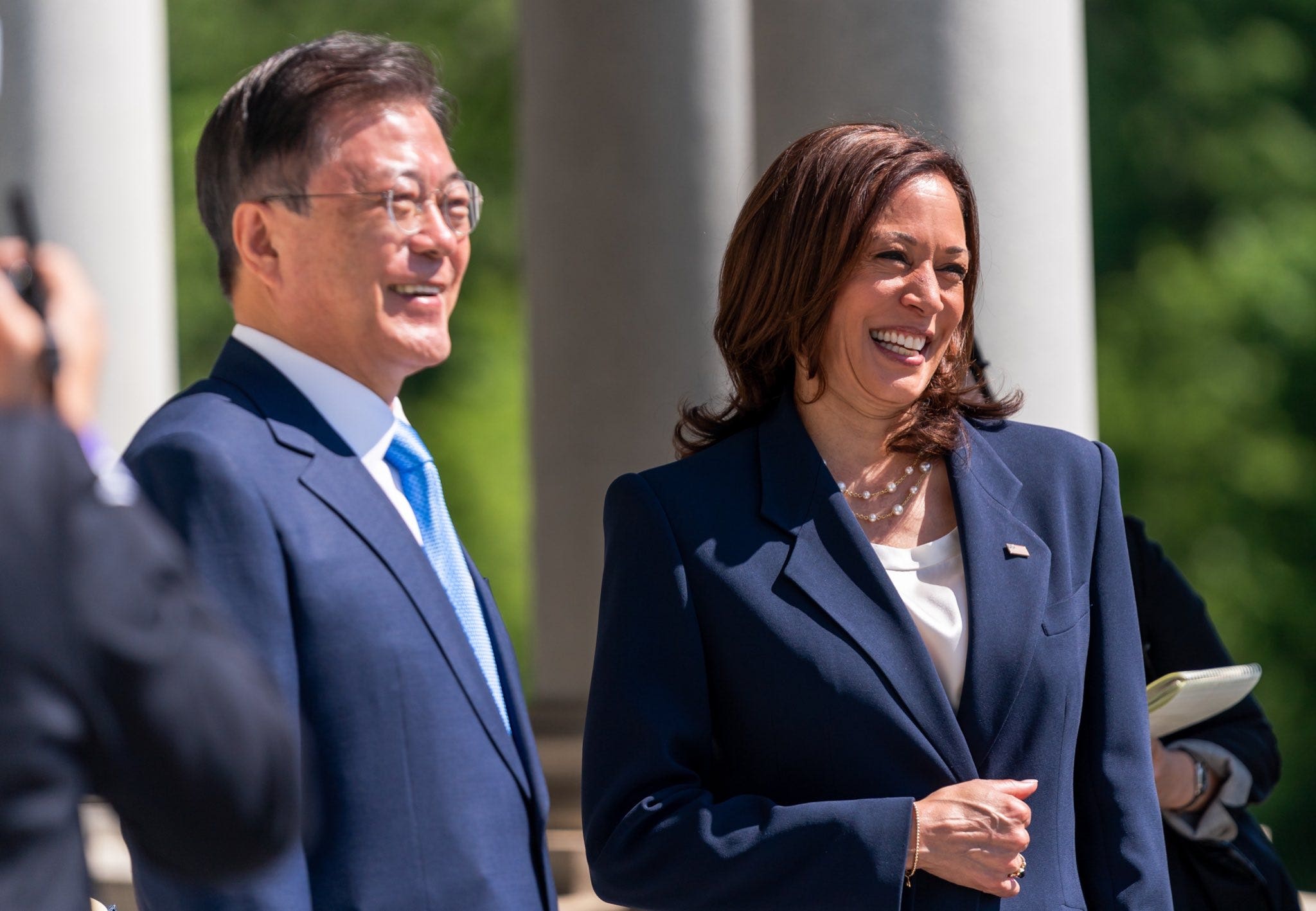 카말라 해리스, 한국 지도자 축하 후 손 닦기, 트위터 좌절