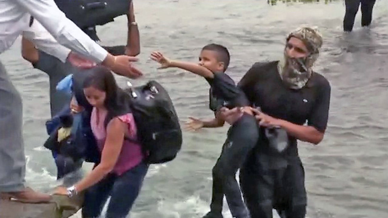 Rio Grande border crossing: Live video shows migrants with young children
