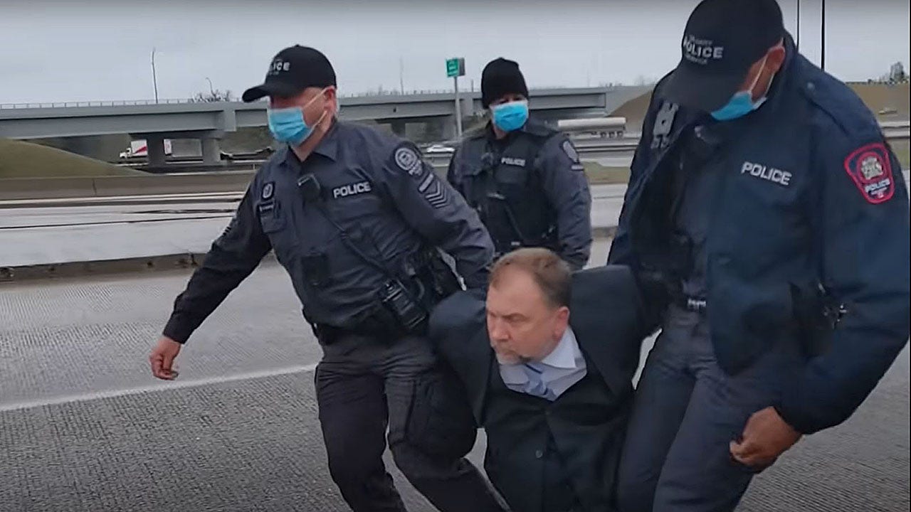 Un prêtre canadien dont la confrontation avec la police était généralisée à Pâques et a été arrêté après avoir tenu un service de prière à l’église.