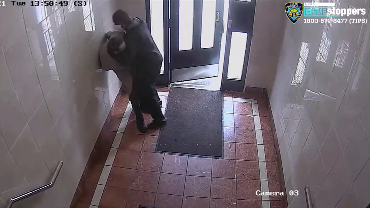 Man, 69, placed in headlock and robbed in Brooklyn building - Vimarsana News