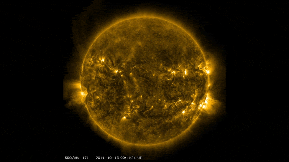 На этом изображении выделяются многие активные области, разбросанные по поверхности Солнца.  Активные области - это области интенсивных сложных магнитных полей на Солнце, связанных с солнечными пятнами, которые склонны к извержению с солнечными вспышками или взрывами материала, называемыми корональными выбросами массы.  Это изображение было получено 8 октября 2014 года при длине ультрафиолетовой волны 171 ангстрем.