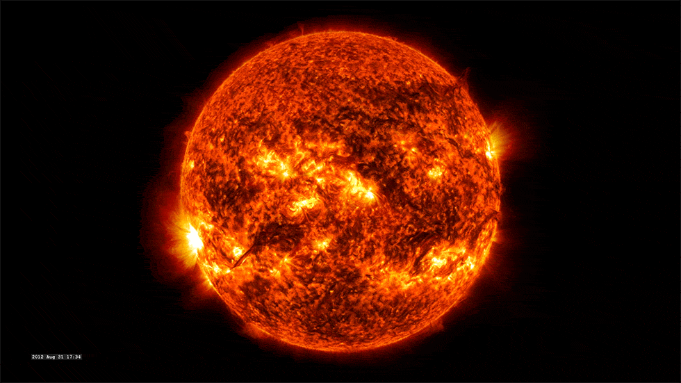 Aceste imagini arată o explozie de material de la Soare numită ejecție de masă coronală.  Aceste erupții vulcanice de material solar magnetizat pot crea efecte meteorologice spațiale pe Pământ, în timp ce se ciocnesc cu magnetosfera planetei sau cu mediul magnetic - inclusiv aurora boreală, perturbări prin satelit și chiar întreruperi severe.  Aceste imagini sunt un amestec de ultraviolete extreme 171 și 304 angstromi, realizate la 31 august 2012.