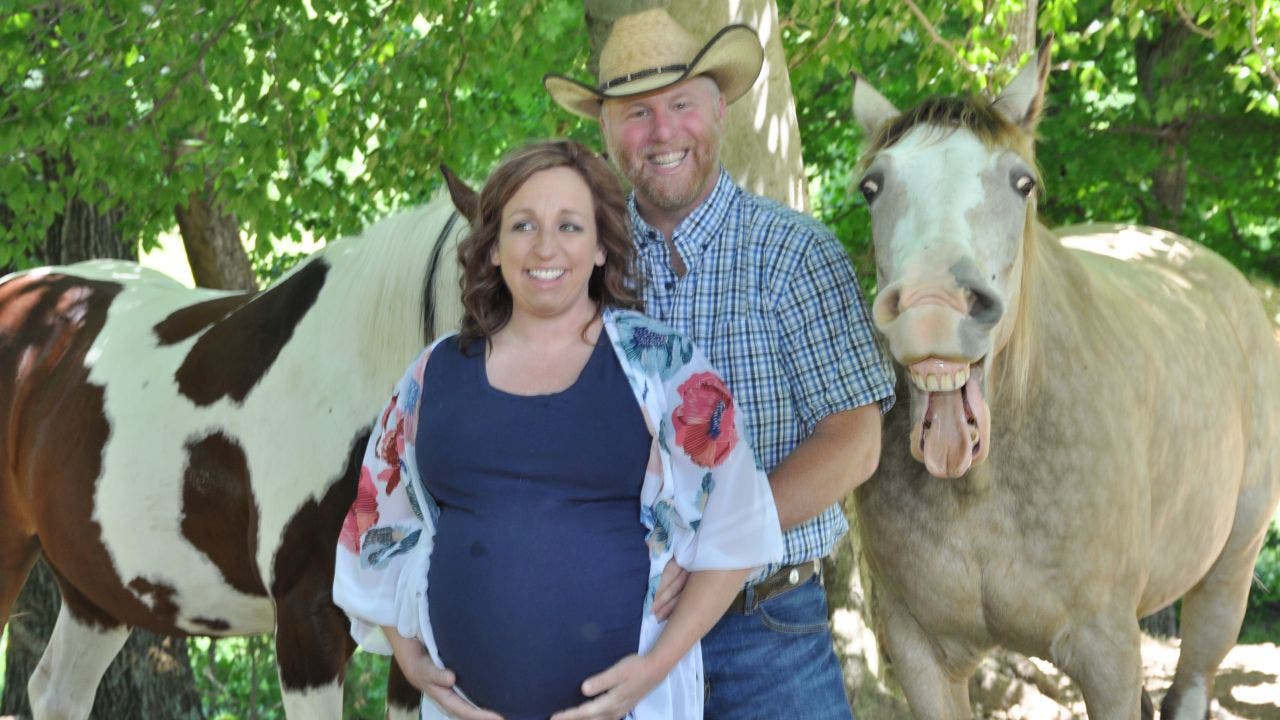 Horse photobombs maternity shoot with hilarious smile: 'Always into mischief'
