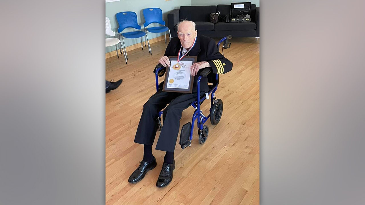 Minnesota Merchant Marine veteran receives medal for WWII heroism